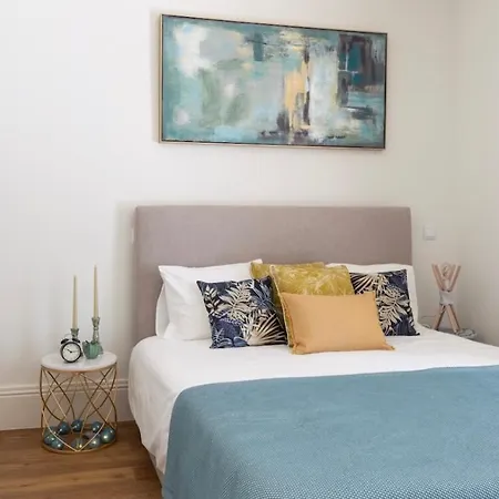 Charmhouse Garden Downtown Apartment *