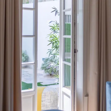 Charmhouse Garden Downtown Apartment *