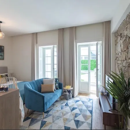 Charmhouse Garden Downtown Apartment
