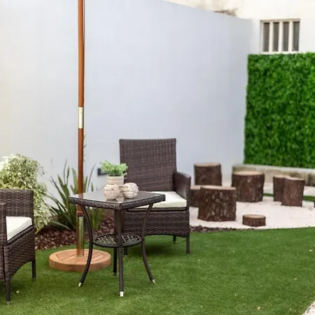 Charmhouse Garden Downtown Apartment